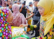 Ringankan Beban Warga, Khofifah Gelar Pasar Murah di Permukiman Padat Simokerto