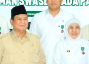 Gubernur Khofifah Dianugerahi Satyalancana Wira Karya di Panen Raya Karawang