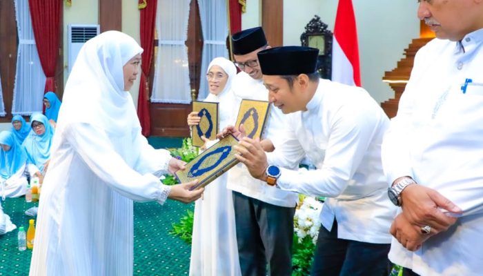 Pemprov Jatim Perkuat Nilai Spiritual, Gubernur Khofifah Pimpin Khotmil Qur’an Inklusif di Grahadi