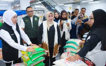 Pantau Pasar Legi, Khofifah Indar Parawansa Temukan Harga Pangan Stabil hingga Turun