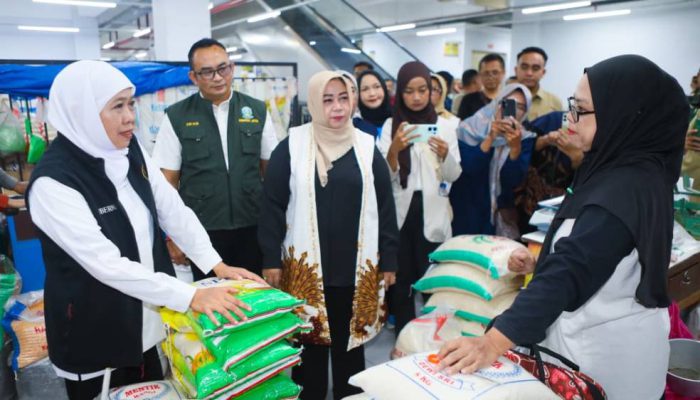 Pantau Pasar Legi, Khofifah Indar Parawansa Temukan Harga Pangan Stabil hingga Turun