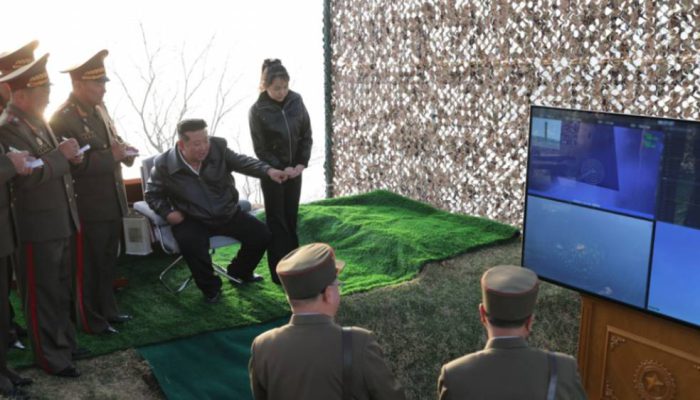 Kim Jong Un Awasi Peluncuran 5 Rudal Hwasong-11 di Pesisir Timur