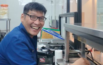 Pindah ke Surabaya Barat, Steak Lab Tawarkan Pengalaman Makan di Tengah Lapangan Padel