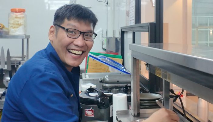 Pindah ke Surabaya Barat, Steak Lab Tawarkan Pengalaman Makan di Tengah Lapangan Padel