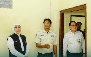 Gubernur Jatim Tinjau Langsung Bedah Rumah Satpam SMAN 2 Surabaya, Dorong Kesejahteraan Insan Pendidikan