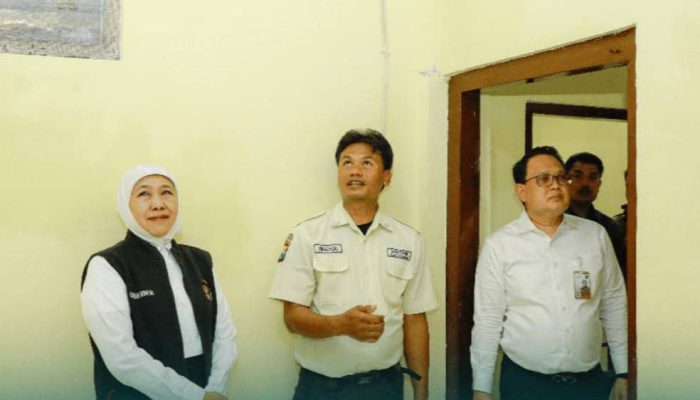 Gubernur Jatim Tinjau Langsung Bedah Rumah Satpam SMAN 2 Surabaya, Dorong Kesejahteraan Insan Pendidikan