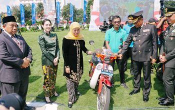Konvoi Kendaraan Listrik Siswa SMK Meriahkan Hardiknas di Grahadi, Gubernur Khofifah Puji Inovasi Vokasi Jatim