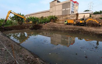 Turun ke Lapangan, Wali Kota Surabaya Cek Solusi Banjir di Tanjungsari