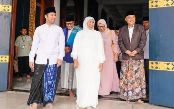 Salat Idul Adha Bersama Ribuan Jamaah, Khofifah Indar Parawansa dan Emil Elestianto Dardak Disambut Antusias di Masjid Nasional Al-Akbar Surabaya