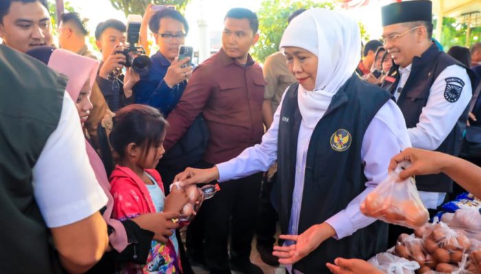 Dari Gladak Serang Probolinggo, Khofifah Tegaskan Komitmen Pengendalian Inflasi Melalui Pasar Murah