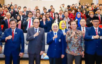 Gubernur Khofifah Kukuhkan Pengurus IKA UNAIR Komisariat FH, Ajak Alumni Mengabdi untuk Almamater dan Negara