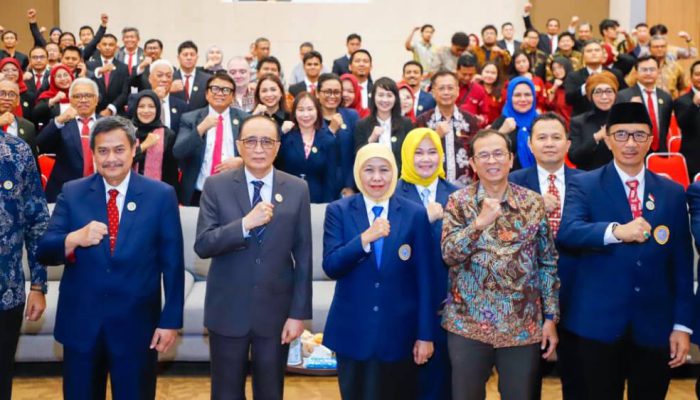 Gubernur Khofifah Kukuhkan Pengurus IKA UNAIR Komisariat FH, Ajak Alumni Mengabdi untuk Almamater dan Negara