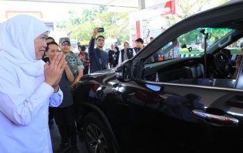 Gubernur Khofifah Pastikan Pasokan Biosolar di Jawa Timur Aman dan Lancar saat Tinjau SPBU Karanglo, Malang. Pastikan Pemprov Jatim Perkuat Koordinasi Bidang Energi dengan Pertamina dan PLN