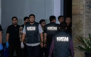 Polisi Sita Dokumen dan Komputer saat Geledah Ruko di Jakarta Selatan