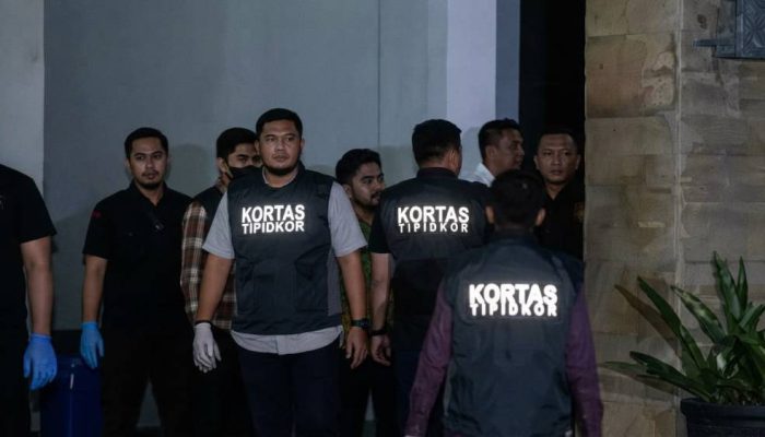 Polisi Sita Dokumen dan Komputer saat Geledah Ruko di Jakarta Selatan
