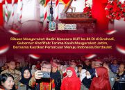 Ribuan Masyarakat Hadiri Penurunan Bendera di Grahadi, Khofifah: Cinta Tanah Air Sangat Kuat