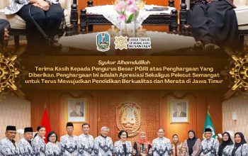Gubernur Khofifah Terima Dwija Praja Nugraha, Penghargaan Tertinggi PB PGRI