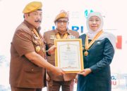 Gubernur Khofifah Terima Bintang LVRI: Perjuangan Hari Ini adalah Memastikan Kemerdekaan Hadirkan Kesejahteraan**