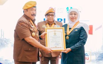 Gubernur Khofifah Terima Bintang LVRI: Perjuangan Hari Ini adalah Memastikan Kemerdekaan Hadirkan Kesejahteraan**