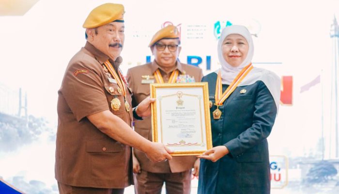 Gubernur Khofifah Terima Bintang LVRI: Perjuangan Hari Ini adalah Memastikan Kemerdekaan Hadirkan Kesejahteraan**