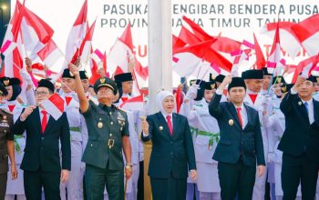 Gubernur Khofifah Pesan 76 Paskibraka Jatim Jaga Kekompakan dan Semangat Kebangsaan