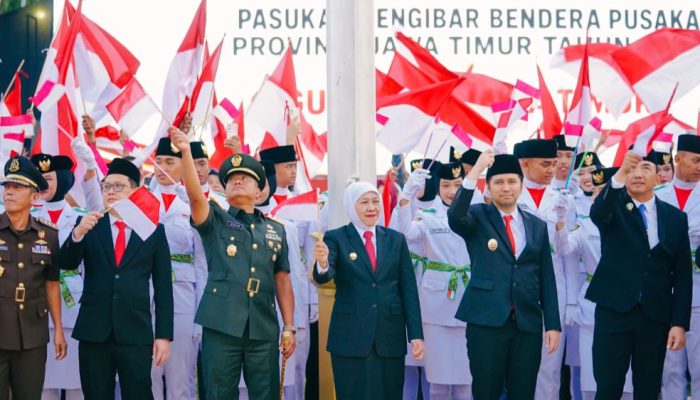 Gubernur Khofifah Pesan 76 Paskibraka Jatim Jaga Kekompakan dan Semangat Kebangsaan