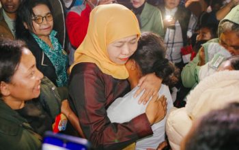 Tak Hanya Bantuan Logistik, Gubernur Khofifah Tekankan Trauma Healing bagi Korban Gempa NTT