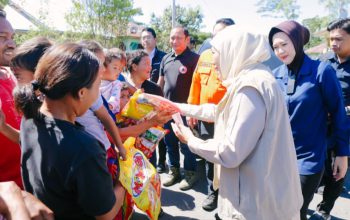 Tak Hanya Bawa Bantuan, Gubernur Khofifah Hadirkan Keceriaan untuk Anak-Anak Korban Gempa Flores