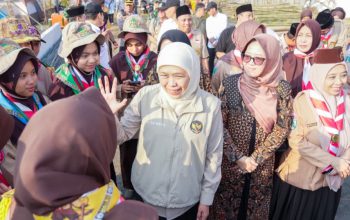 Gelorakan Cinta Lingkungan, Khofifah Tanam 1.000 Pohon Bersama Santri di Malang
