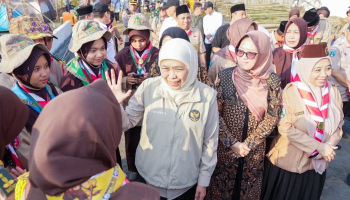Gelorakan Cinta Lingkungan, Khofifah Tanam 1.000 Pohon Bersama Santri di Malang