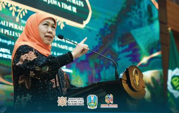 Khofifah Serahkan Beasiswa Magister Kajian Turats kepada 10 Mahasiswa UINSA