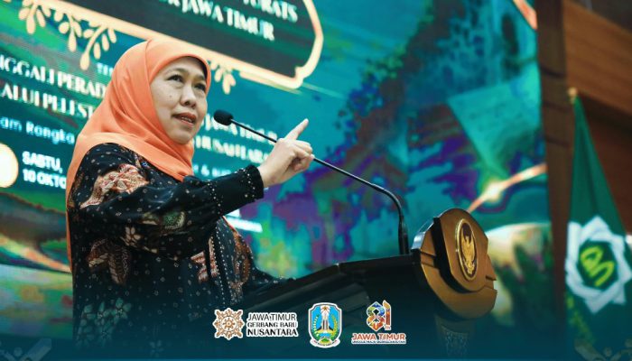 Khofifah Serahkan Beasiswa Magister Kajian Turats kepada 10 Mahasiswa UINSA