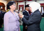 469 ASN Pemprov Jatim Terima Satyalancana Karya Satya, Khofifah: Terus Berikan Pelayanan Terbaik kepada Masyarakat