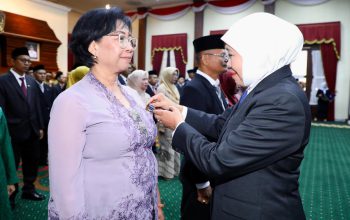 469 ASN Pemprov Jatim Terima Satyalancana Karya Satya, Khofifah: Terus Berikan Pelayanan Terbaik kepada Masyarakat
