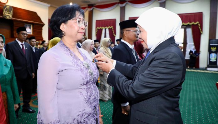 469 ASN Pemprov Jatim Terima Satyalancana Karya Satya, Khofifah: Terus Berikan Pelayanan Terbaik kepada Masyarakat