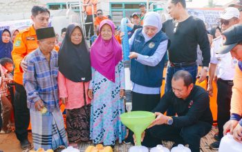 Khofifah Bantu Warga Dusun Marang Sumenep yang Kesulitan Air Bersih, Sumur Bor Diupayakan pada 2027