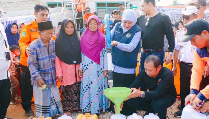 Khofifah Bantu Warga Dusun Marang Sumenep yang Kesulitan Air Bersih, Sumur Bor Diupayakan pada 2027