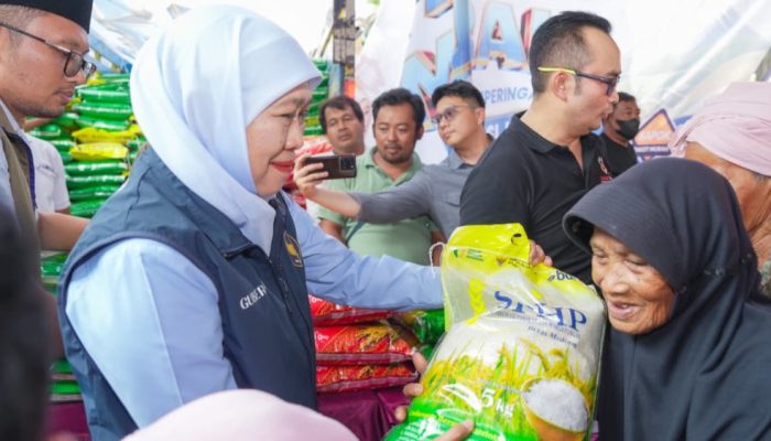 Beras Rp11 Ribu per Kilogram, Pasar Murah Khofifah Diserbu Warga Sumenep
